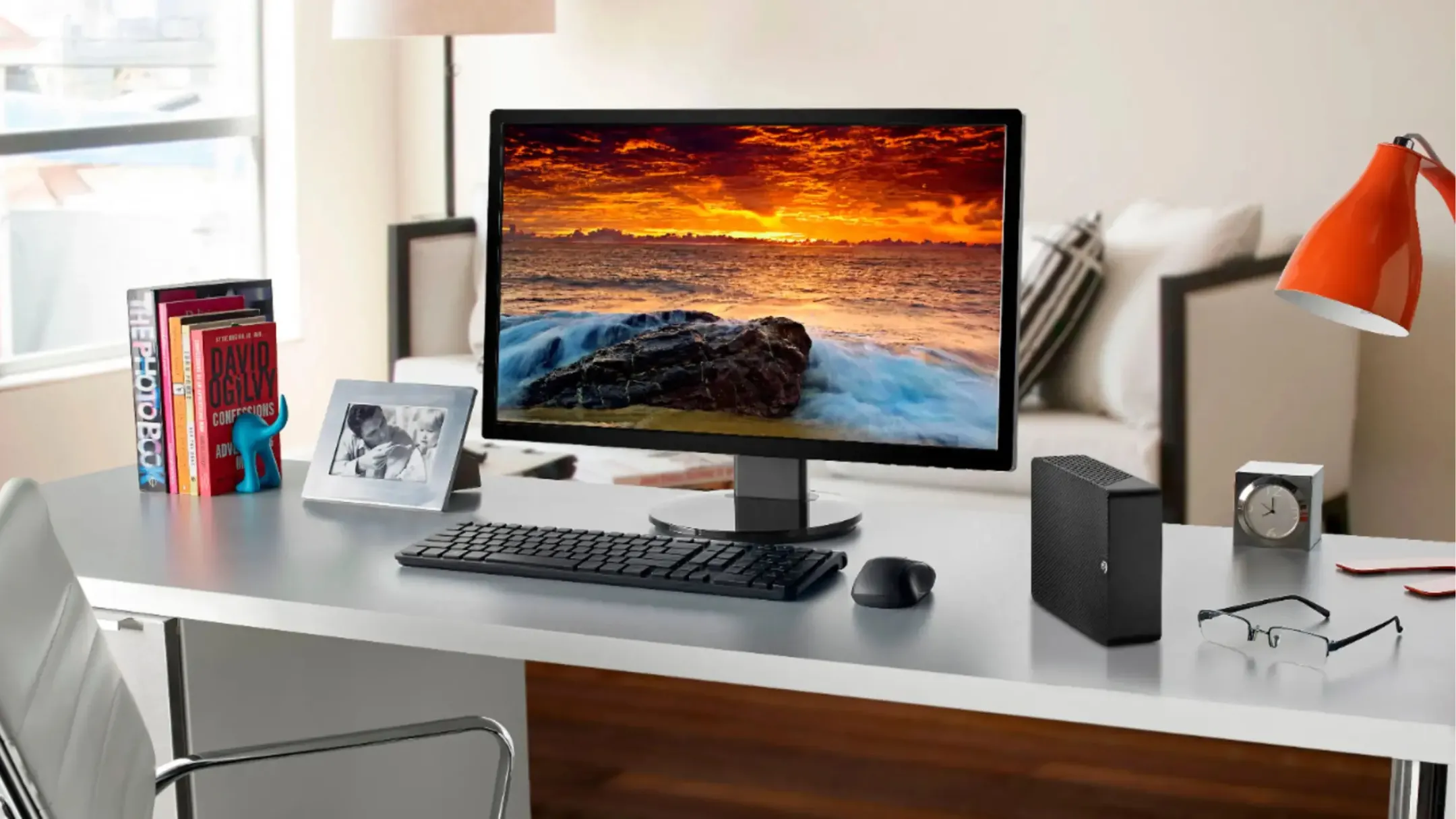Mặt sau ổ cứng Seagate Expansion hiển thị cổng USB 3.0 và cổng nguồn