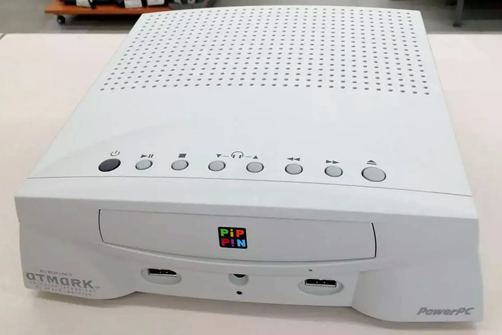 Máy chơi game Apple Bandai Pippin, minh họa thiết kế thân máy và các cổng kết nối