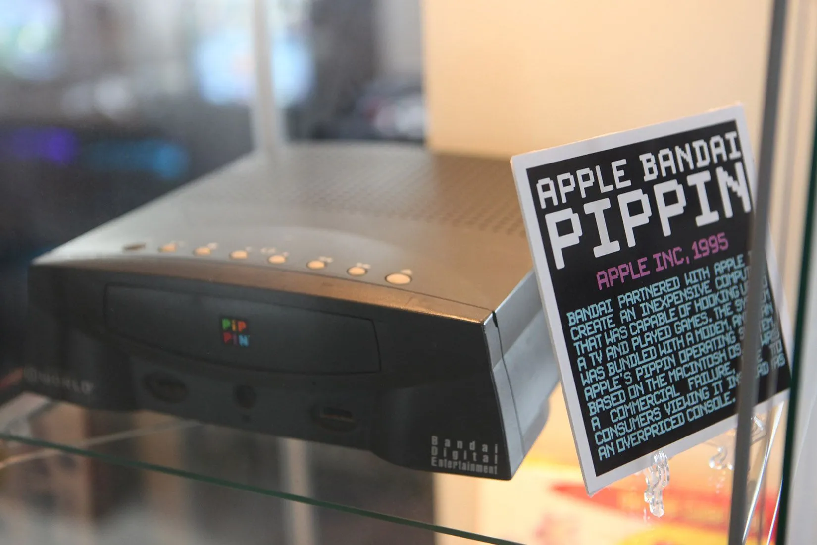 Máy chơi game Apple Bandai Pippin với tay cầm, một thiết bị hiếm trong lịch sử Apple
