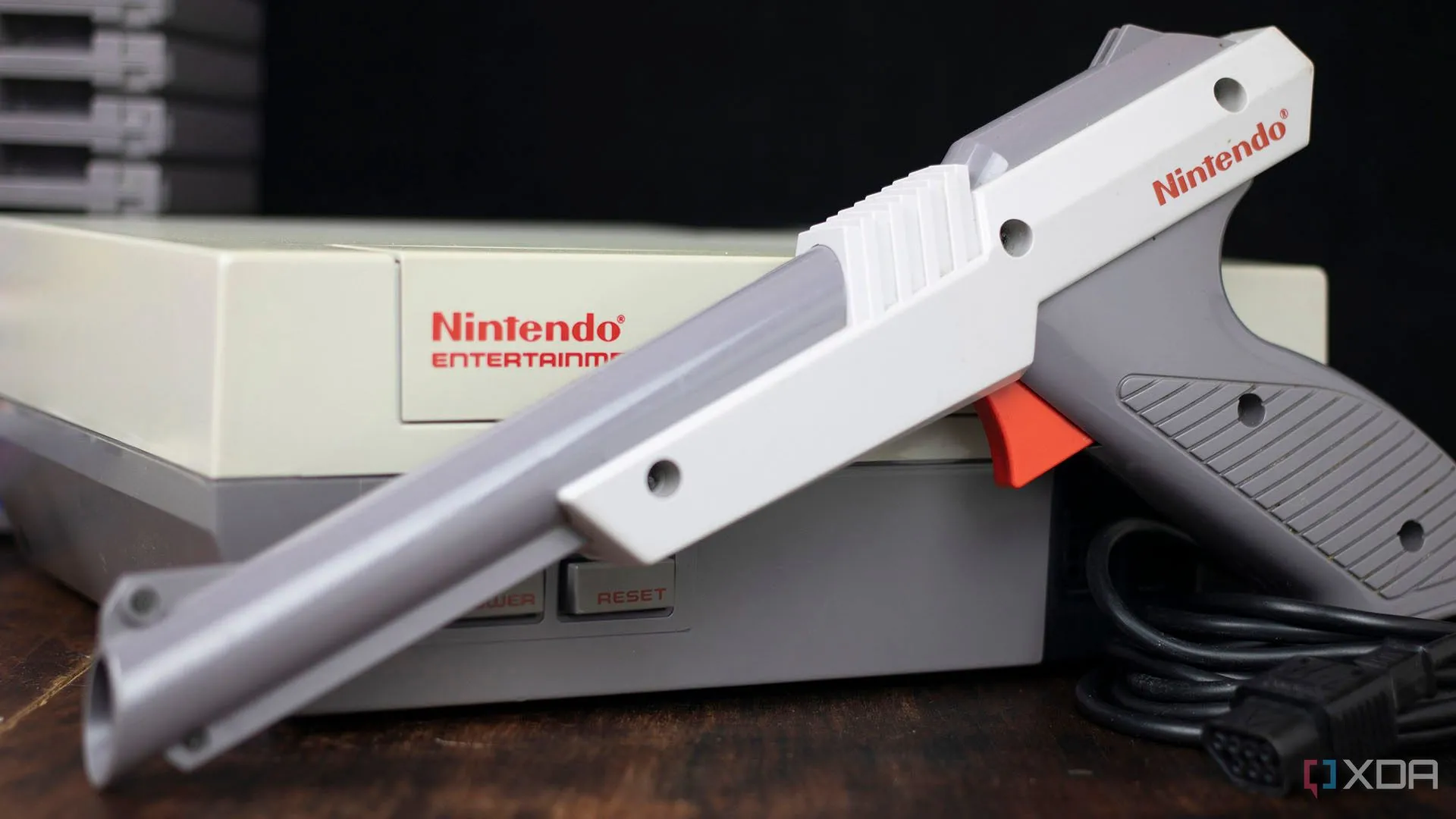 Máy chơi game Nintendo NES và súng quang Zapper, biểu tượng của thời đại 8-bit