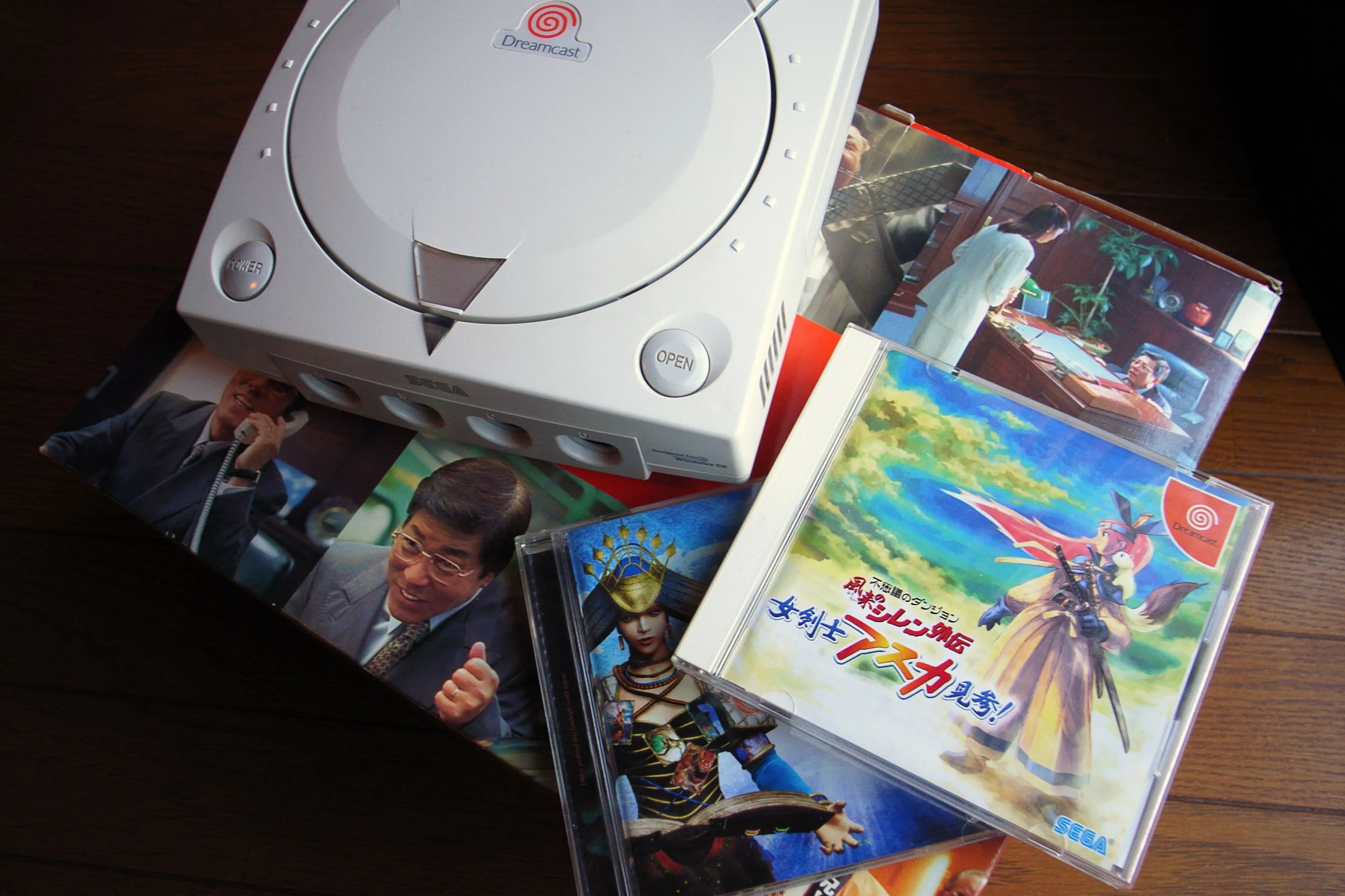 Máy console Sega Dreamcast cùng các tựa game