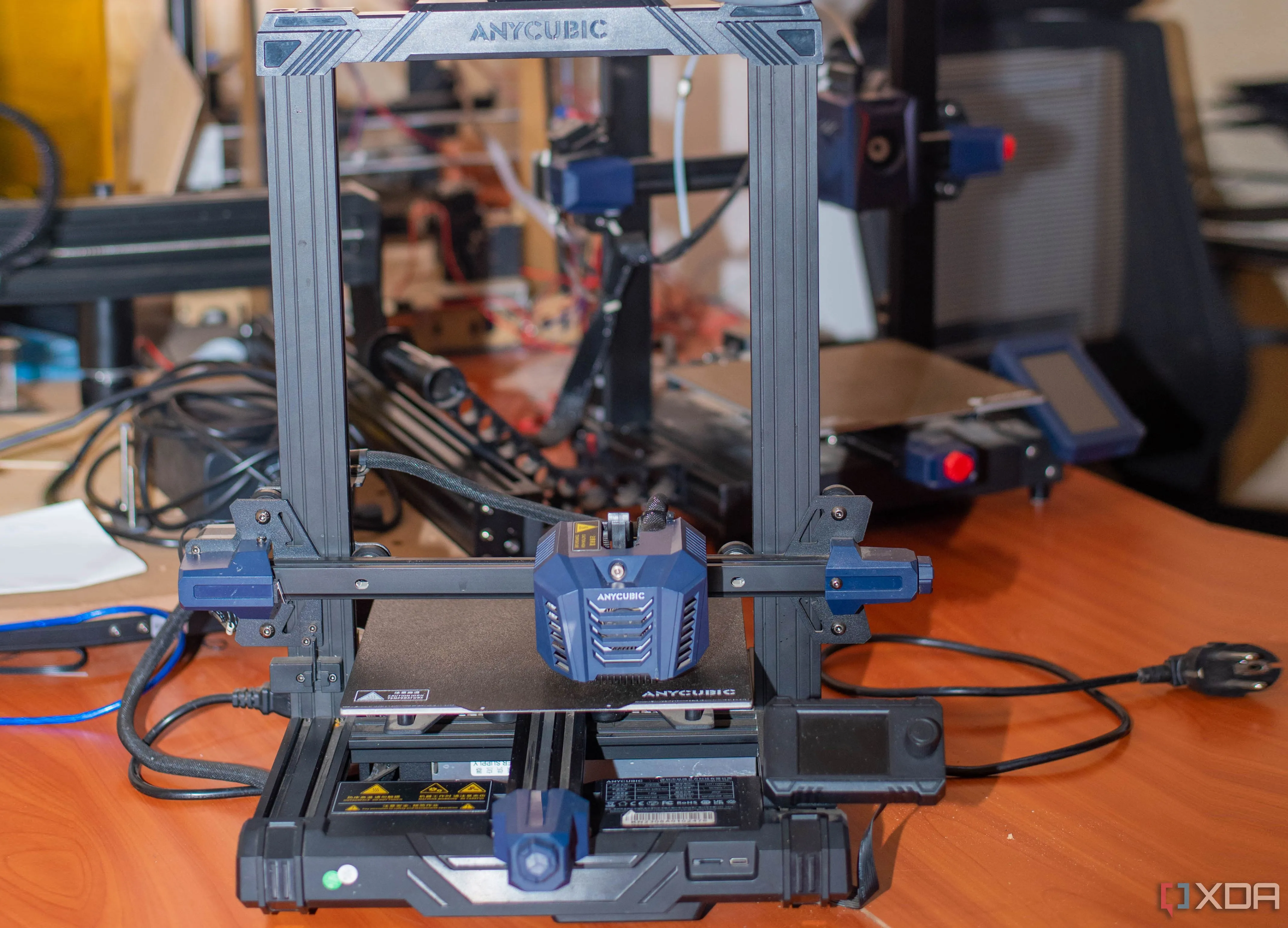 Máy in 3D Anycubic Kobra đặt trên bàn, cần bôi trơn định kỳ các bộ phận chuyển động