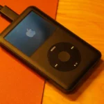 Máy nghe nhạc iPod Classic với logo Apple.