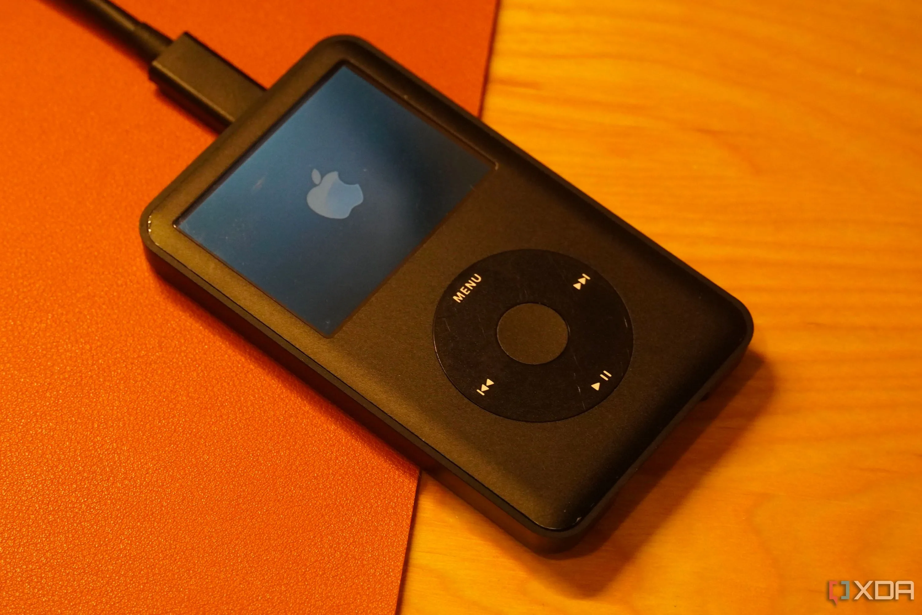 Máy nghe nhạc iPod Classic với logo Apple.