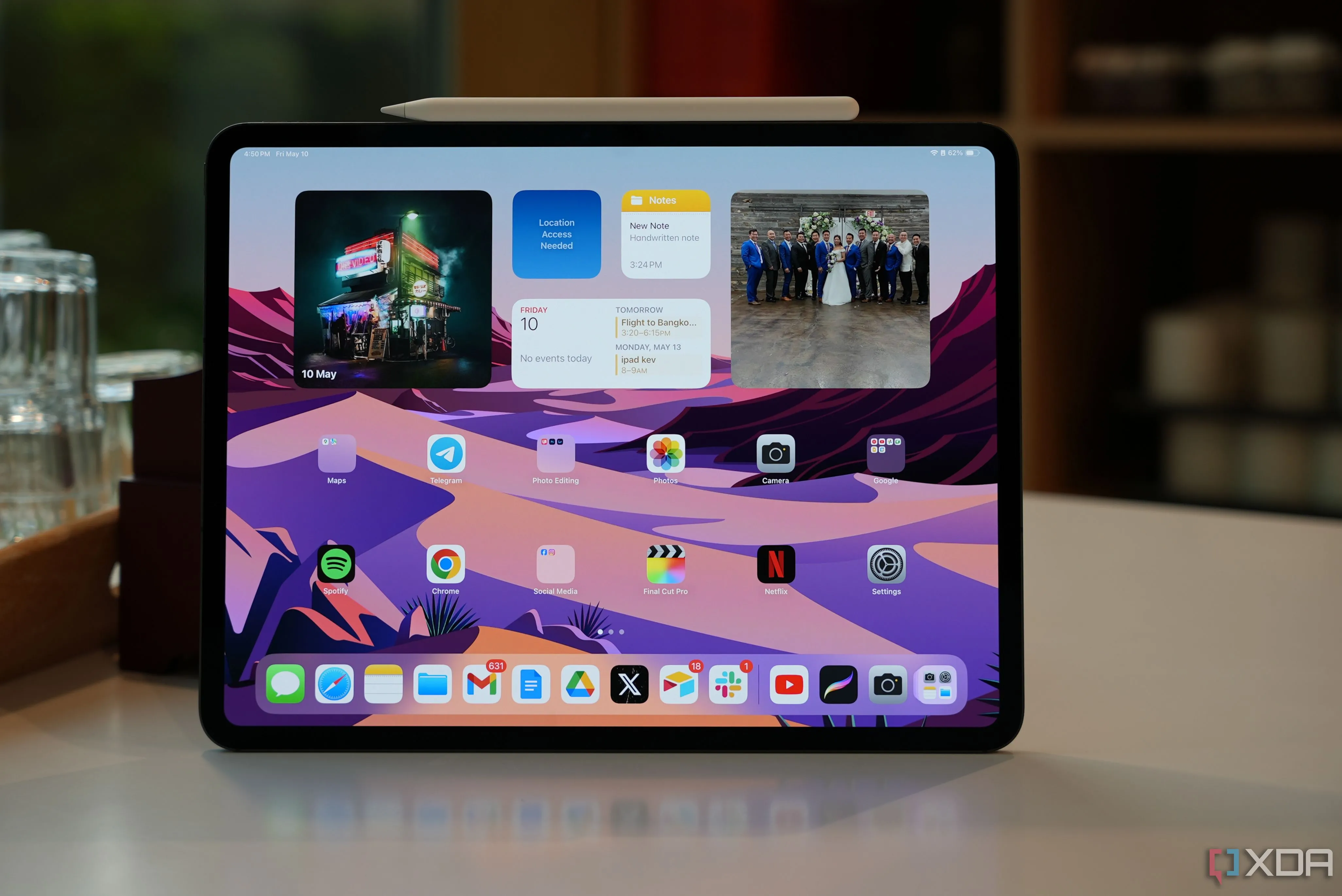 Máy tính bảng Apple iPad Air M3 màu xanh với bàn phím Magic Keyboard và Apple Pencil