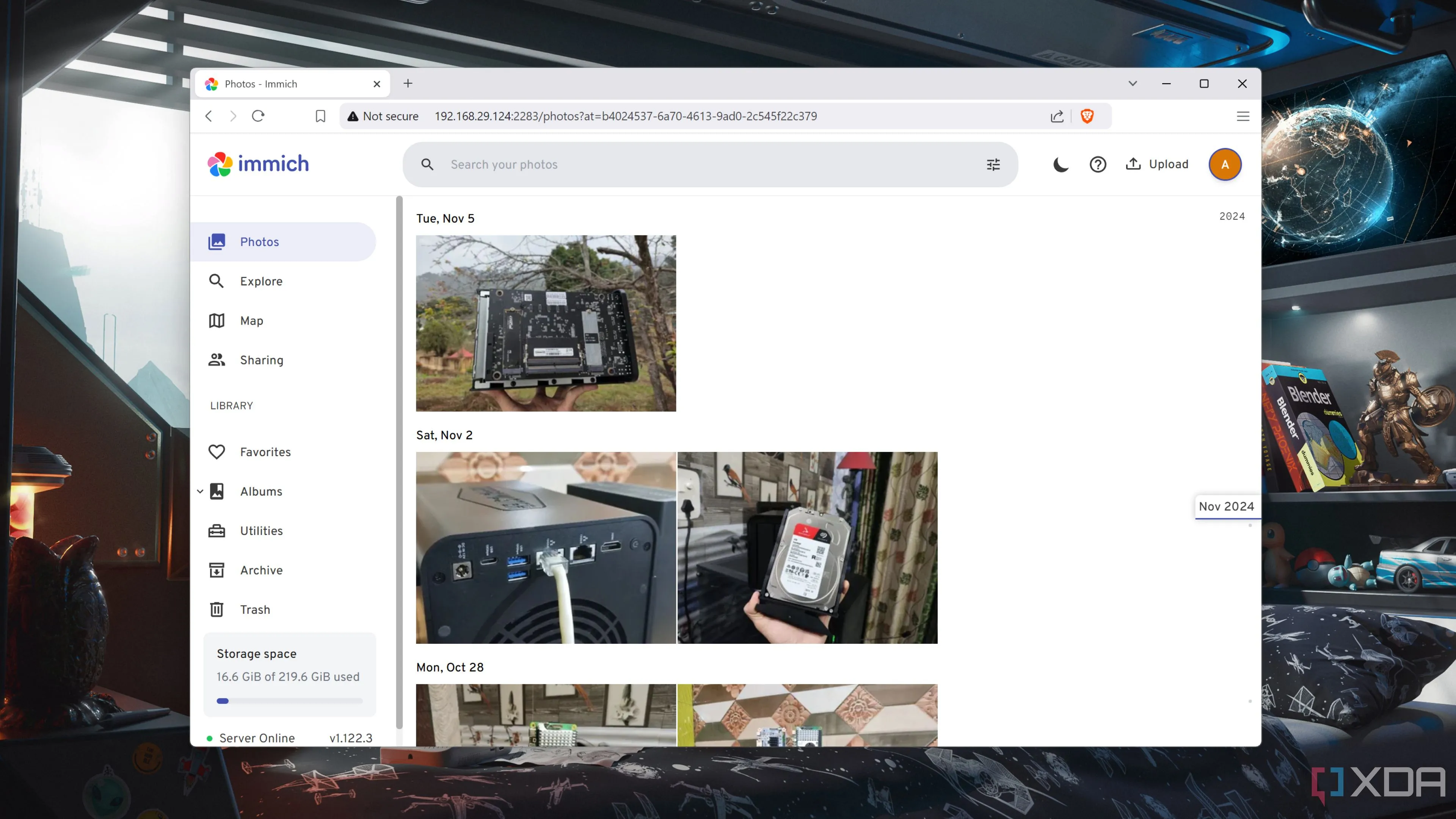 Máy tính đang truy cập giao diện Immich trên mạng nội bộ, cho phép quản lý ảnh mà không cần internet.