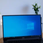 Máy tính xách tay chạy Windows 10, tượng trưng cho các thiết bị cần được chuyển đổi sang Linux để tránh trở thành rác thải điện tử.