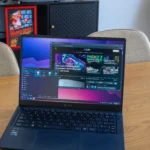 Máy tính xách tay minh họa hệ điều hành Linux với giao diện Vivaldi, thể hiện sự đa dạng của các bản phân phối