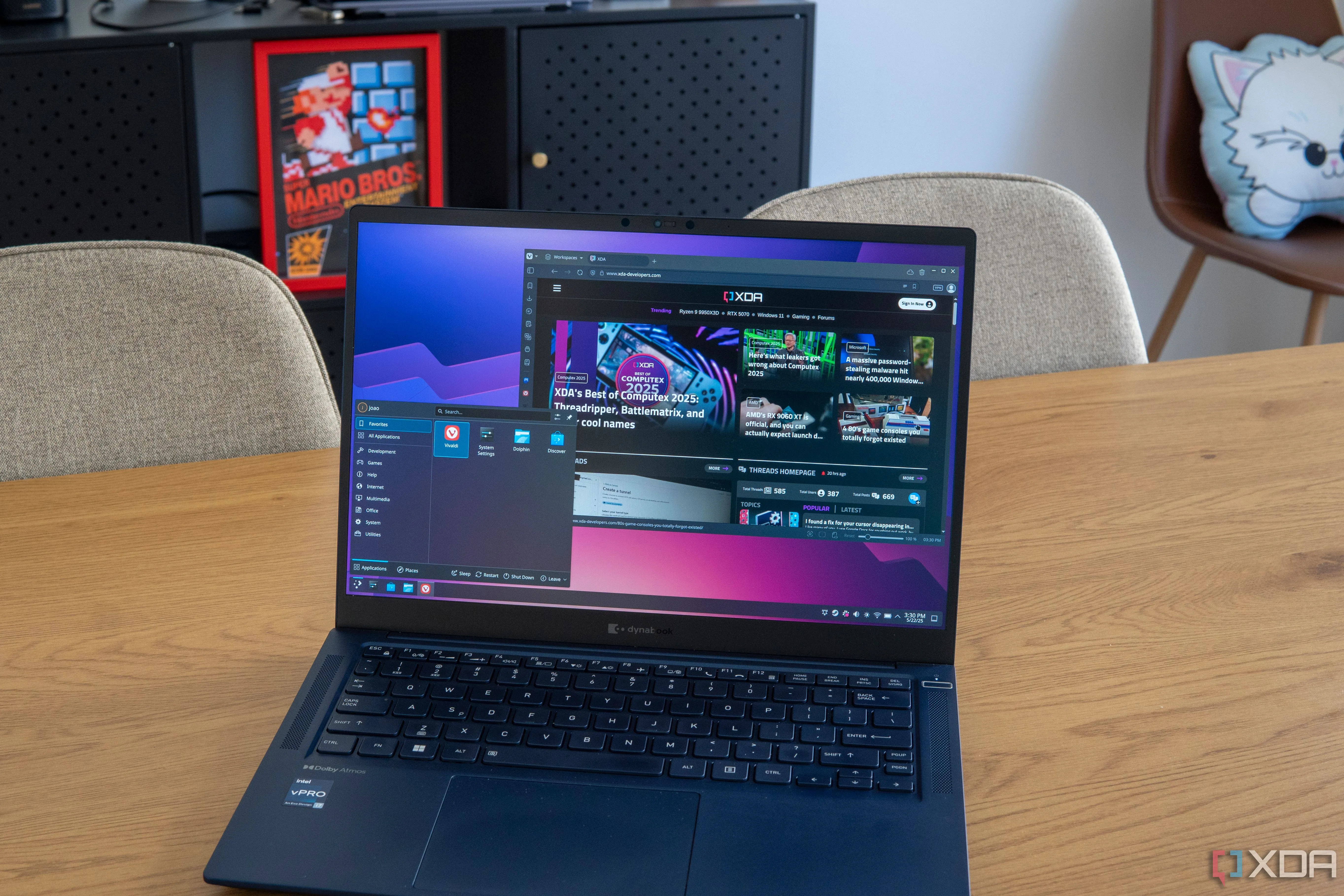 Máy tính xách tay minh họa hệ điều hành Linux với giao diện Vivaldi, thể hiện sự đa dạng của các bản phân phối