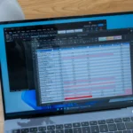 Máy tính xách tay Windows 11 đang chạy OnlyOffice so với cửa sổ Microsoft Word, minh họa sự thiếu hụt phần mềm văn phòng tích hợp sẵn