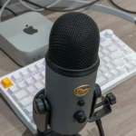 Micro USB Blue Yeti kết nối với máy Mac Mini và bàn phím