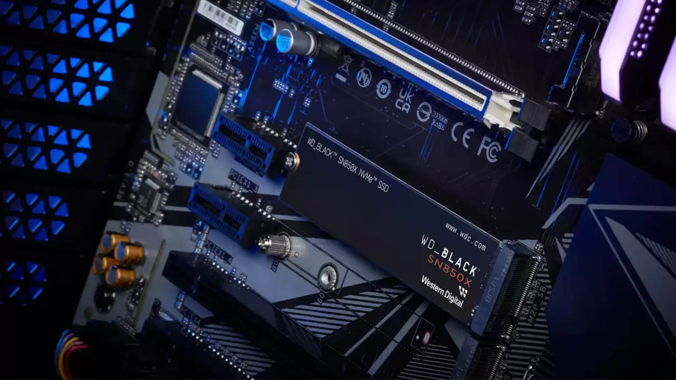 Minh họa ổ cứng SSD WD Black SN850X NVMe được lắp đặt trên bo mạch chủ của máy tính chơi game