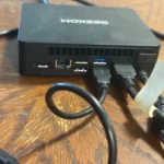 Mini PC Intel N100 và các cổng kết nối mặt sau, cho thấy khả năng tích hợp linh hoạt vào hệ thống giải trí gia đình hoặc làm máy chủ PiKVM.