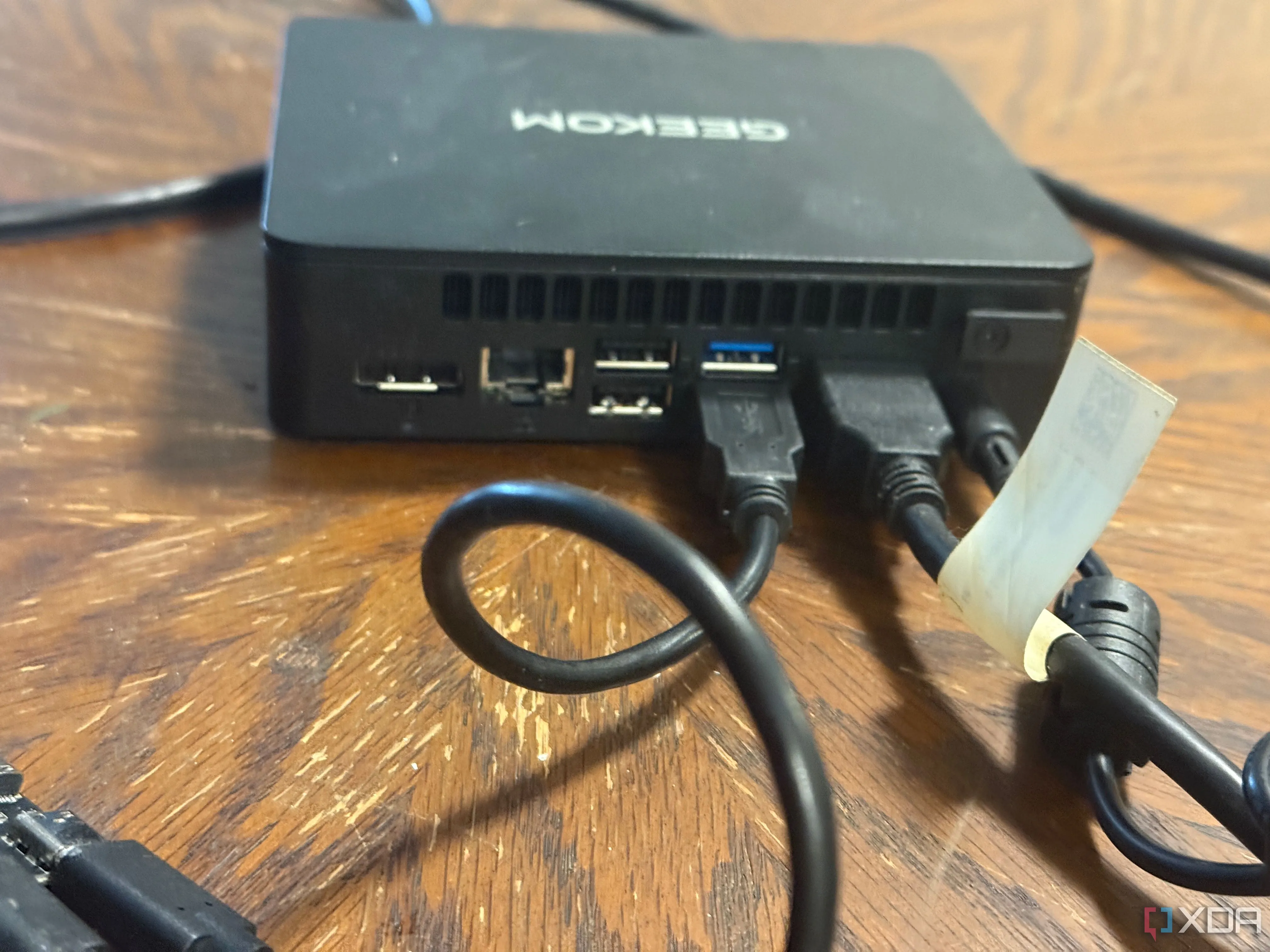 Mini PC Intel N100 và các cổng kết nối mặt sau, cho thấy khả năng tích hợp linh hoạt vào hệ thống giải trí gia đình hoặc làm máy chủ PiKVM.