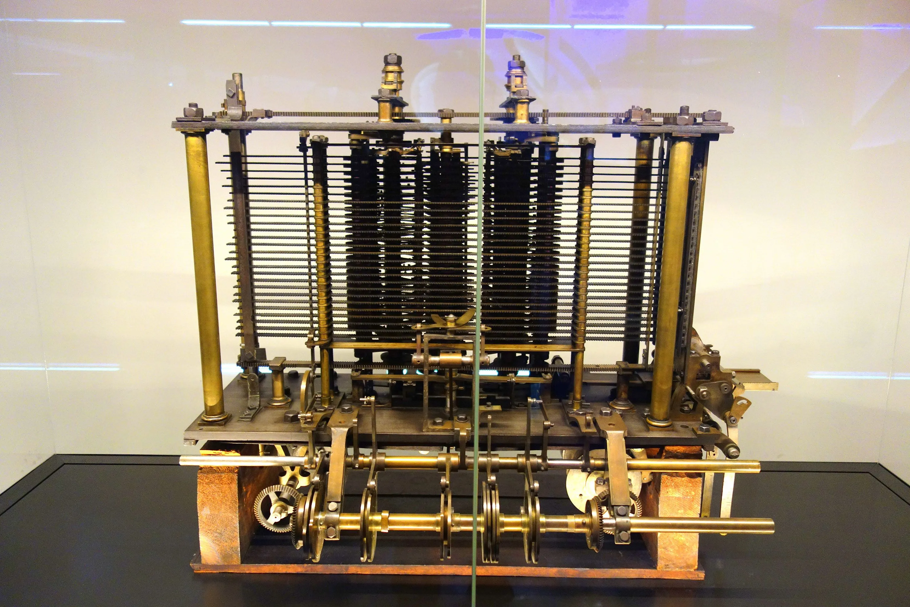 Mô hình thử nghiệm động cơ phân tích của Charles Babbage, thiết bị tiền thân máy tính hiện đại.