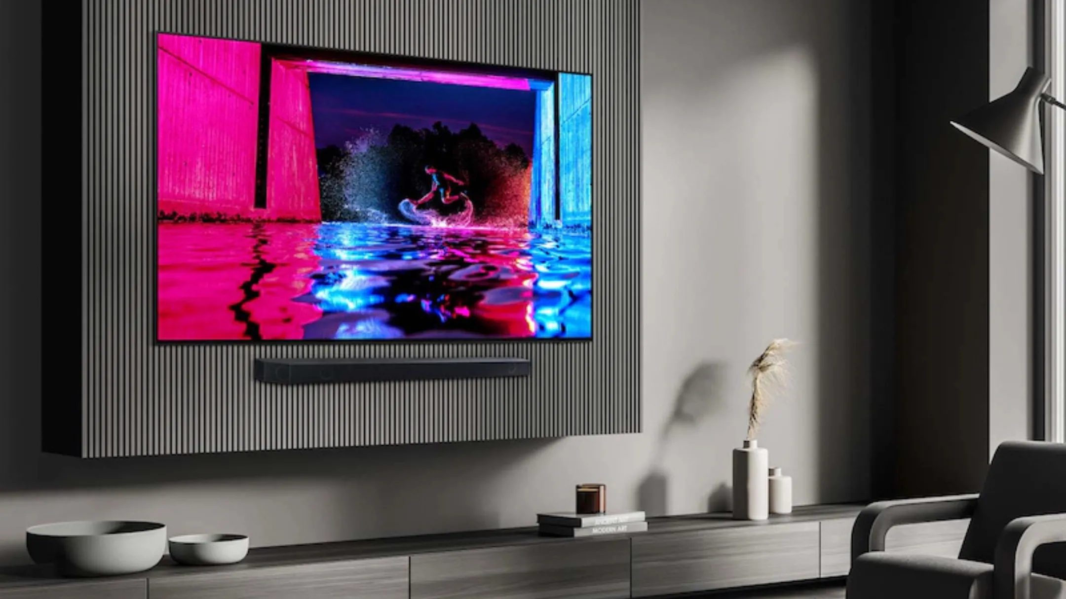 Một chiếc TV không viền được gắn trên tường với môi trường xung quanh màu xám xỉn.