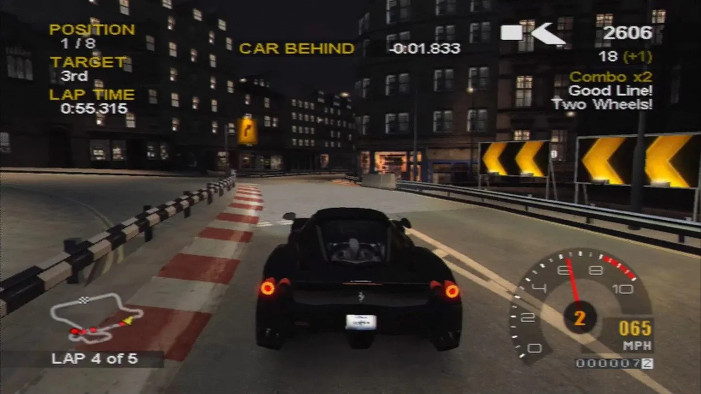 Một chiếc xe đua màu đen đang tăng tốc trên đường đua trong Project Gotham Racing 2