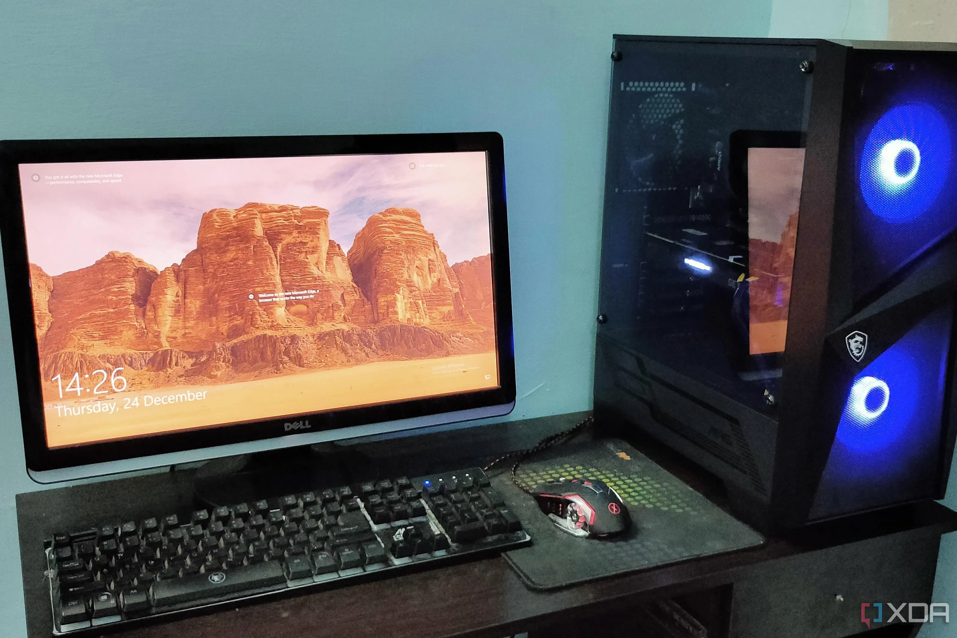 Một góc làm việc với máy tính chơi game, thể hiện thiết lập PC cá nhân dùng để tự host ứng dụng.