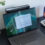 Một máy tính xách tay chạy Windows 11 hiển thị cửa sổ Performance Monitor, minh họa hiệu suất hệ thống sau cập nhật.