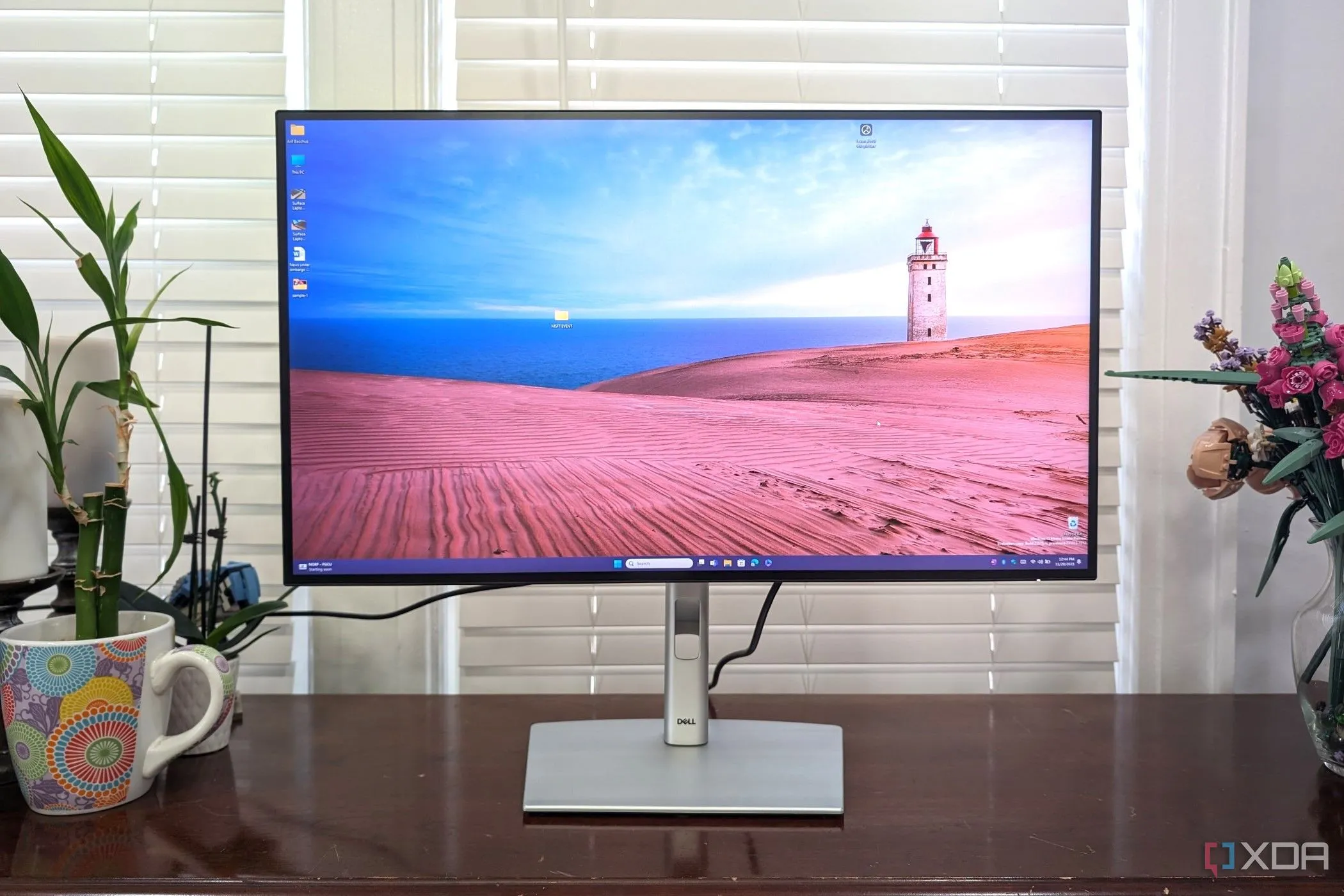 Một người đang làm việc trên màn hình Dell UltraSharp 27 Thunderbolt, minh họa việc tập trung vào công việc và tầm quan trọng của việc áp dụng quy tắc 20-20-20 để giảm mỏi mắt.