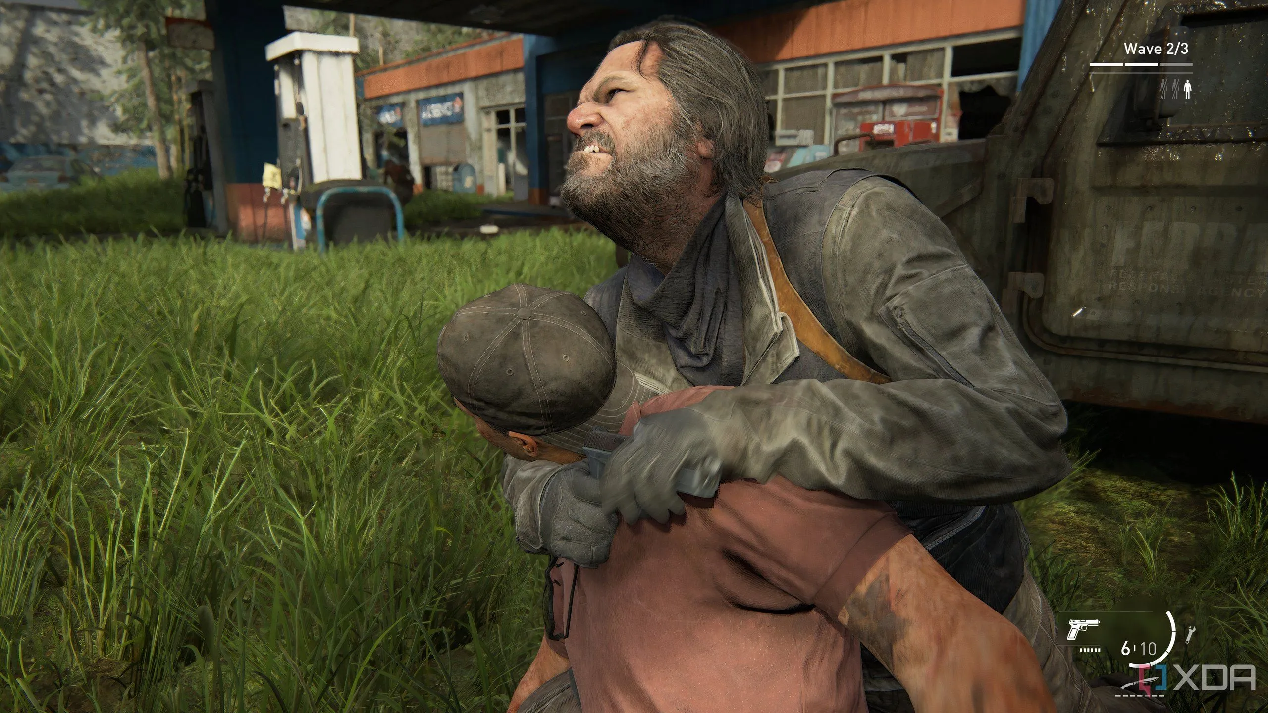 Một nhân vật thực hiện hành động siết cổ kẻ thù trong lối chơi lén lút của The Last of Us Part II Remastered