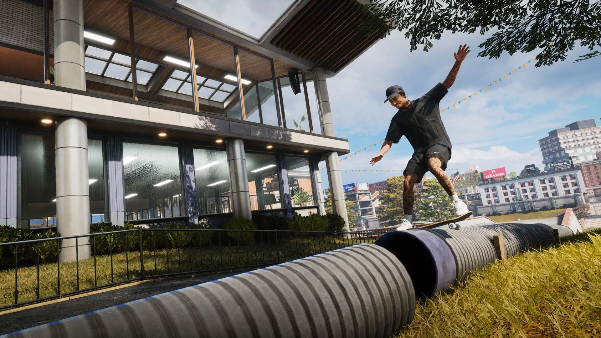 Một skater đang trượt qua một không gian mở rộng với nhiều đường dốc và đường ray trong Tony Hawk's Pro Skater 3+4