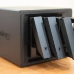 NAS Synology DS925+ mở các khay ổ đĩa sẵn sàng cho việc cài đặt