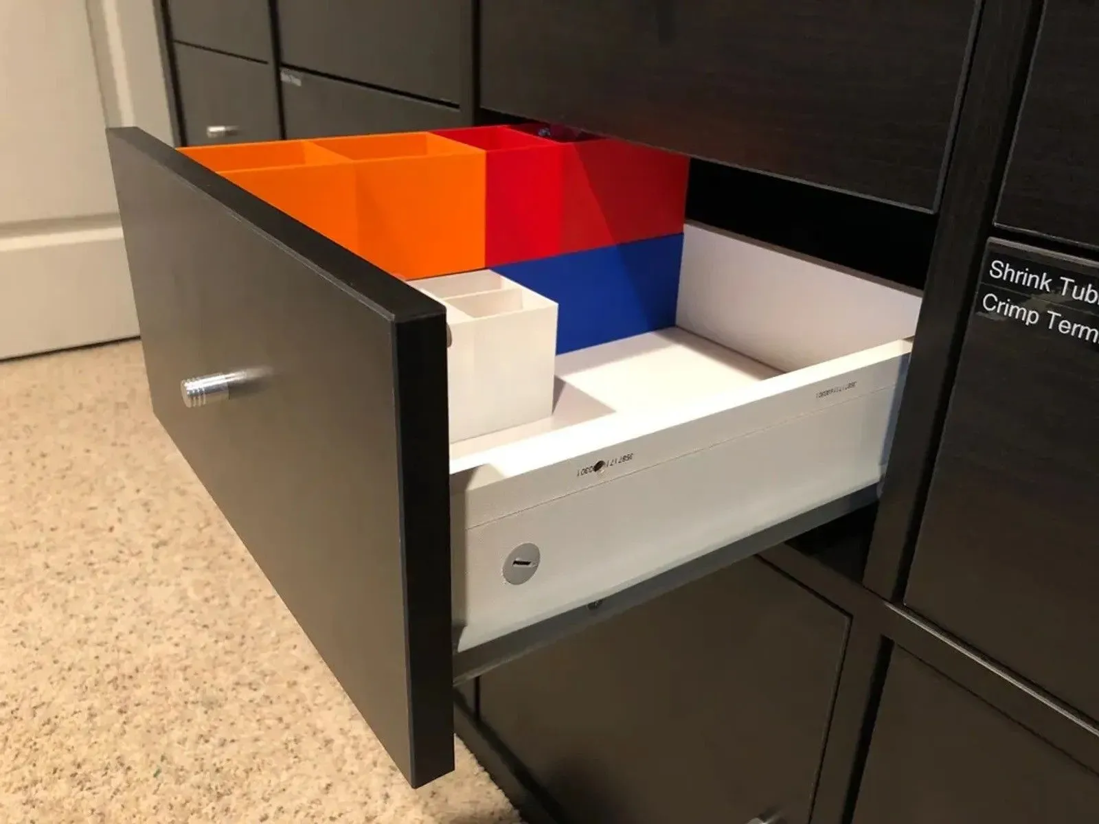 Ngăn kéo IKEA Kallax với các khay chia in 3D nhiều màu sắc, tối ưu không gian lưu trữ cáp và phụ kiện.
