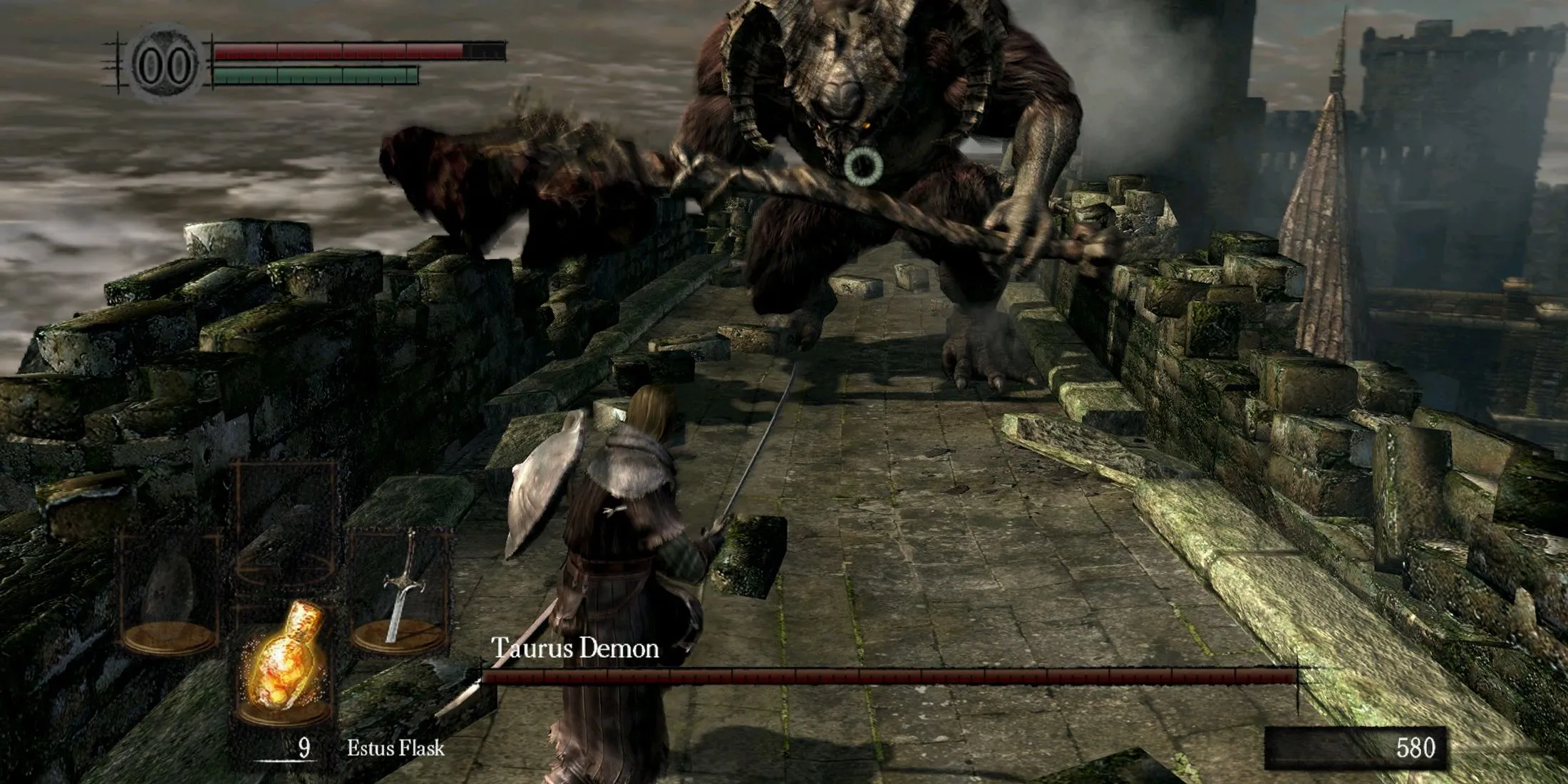 Người chơi đối đầu với Taurus Demon, một trong những boss đáng sợ của Dark Souls.