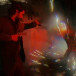Người chơi dùng đèn pin chiến đấu với bóng tối trong game Alan Wake 2, minh họa hiệu ứng đồ họa ray tracing và DLSS