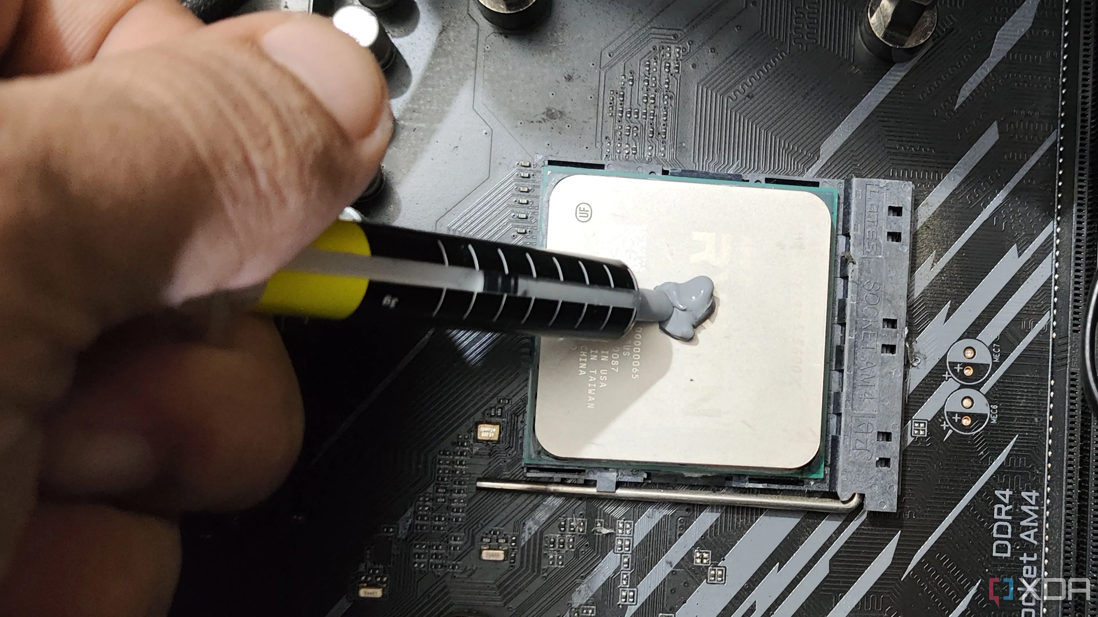 Người dùng bôi keo tản nhiệt lên CPU Ryzen 5 5600X
