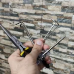 Người dùng cầm các dụng cụ cần thiết cho máy in 3D, minh họa cho việc cất giữ phụ kiện khay đựng dụng cụ.
