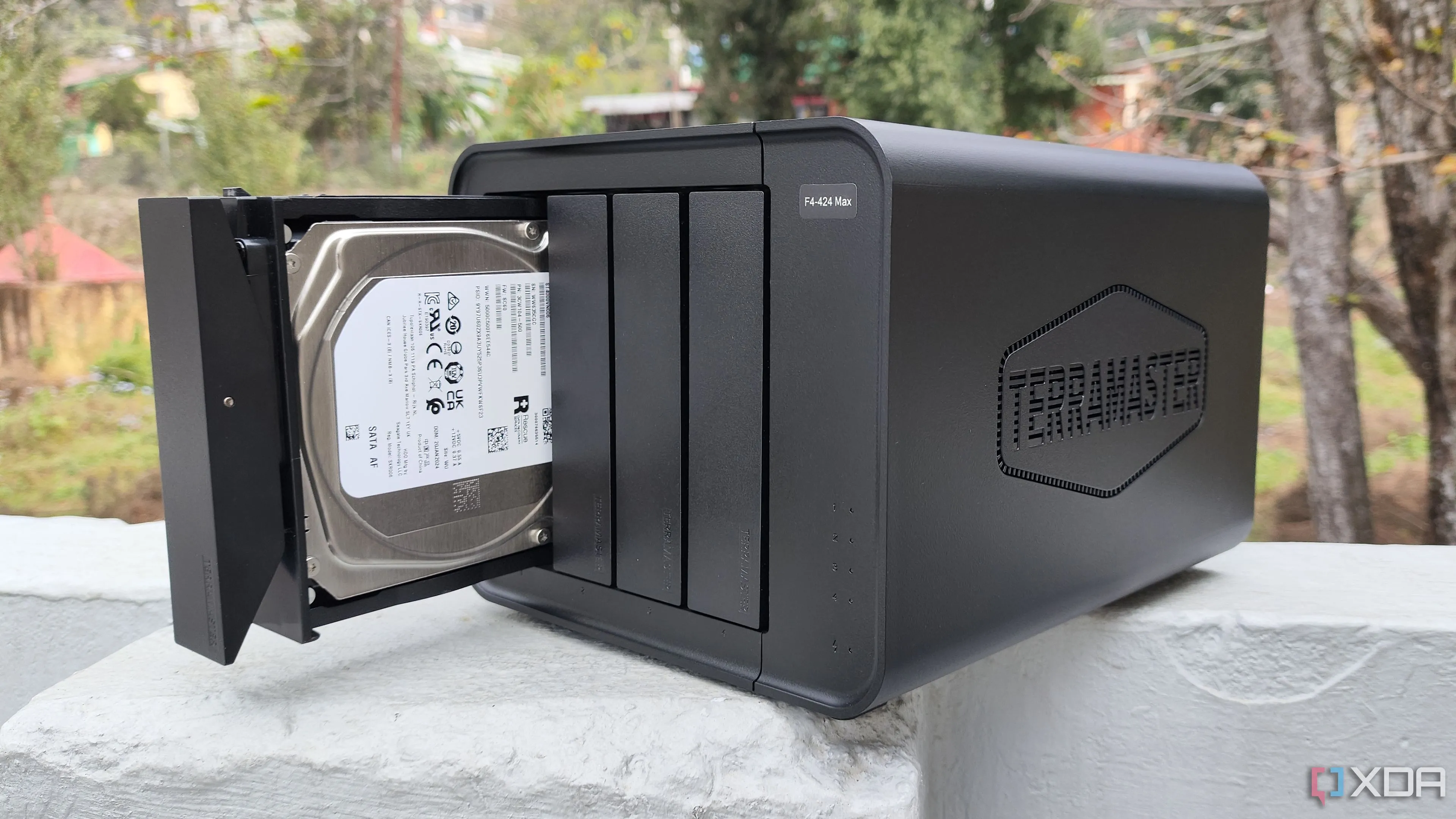 Người dùng cầm thiết bị NAS TerraMaster F4-424 Max, thể hiện thiết kế hiện đại và kích thước