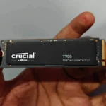 Người dùng cầm trên tay ổ cứng SSD Crucial T700, thể hiện kích thước nhỏ gọn của ổ NVMe Gen5