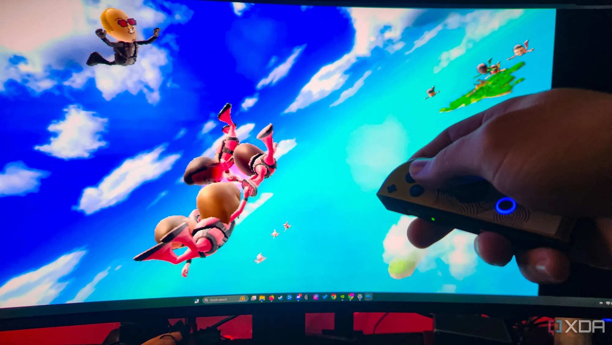 Người dùng chơi game PC bằng Joy-Con Nintendo Switch trong tư thế thoải mái