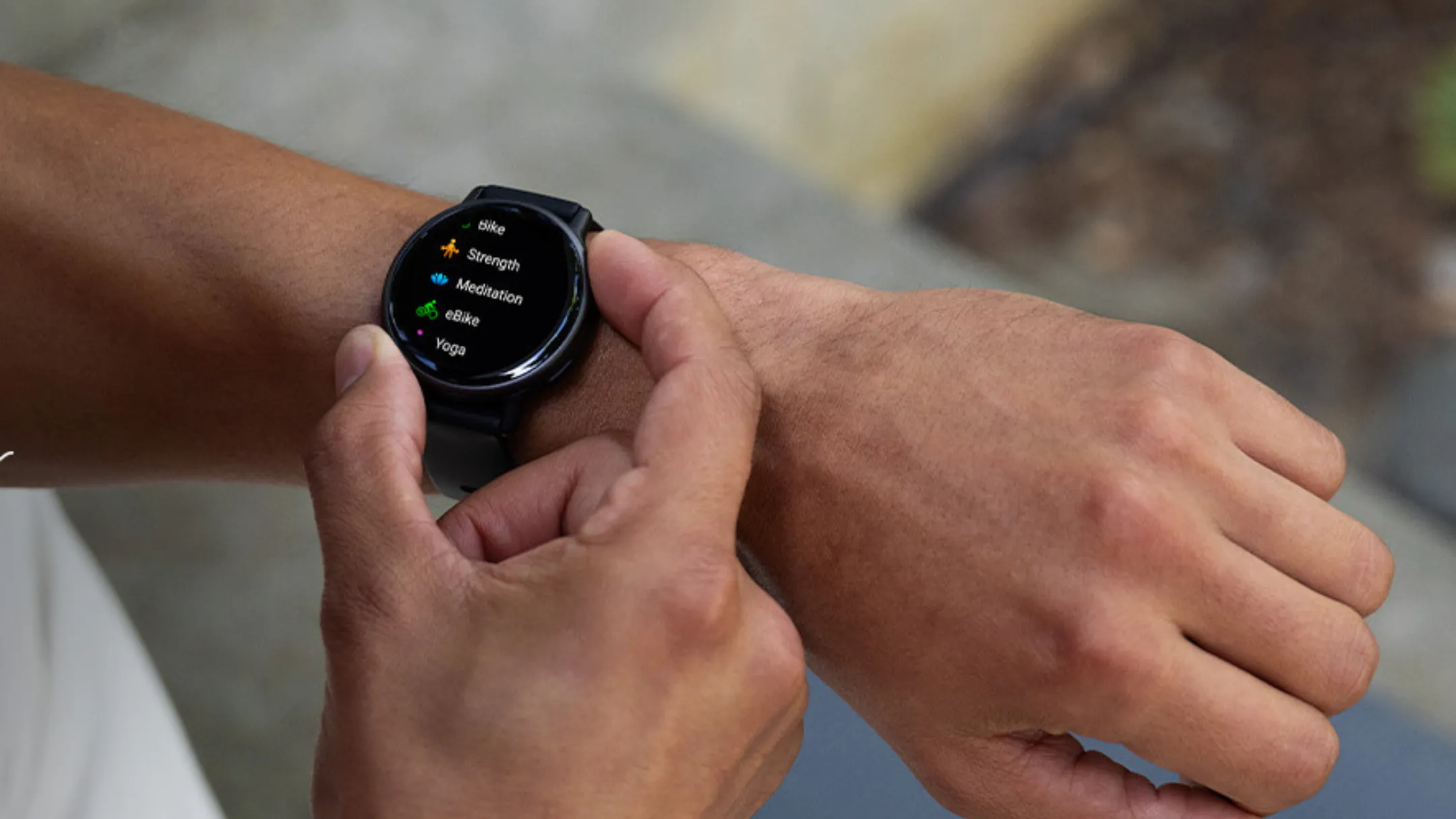 Người dùng đeo đồng hồ thông minh Garmin Vivoactive 5 khi tập luyện, thể hiện sự tiện lợi và phù hợp với nhiều hoạt động