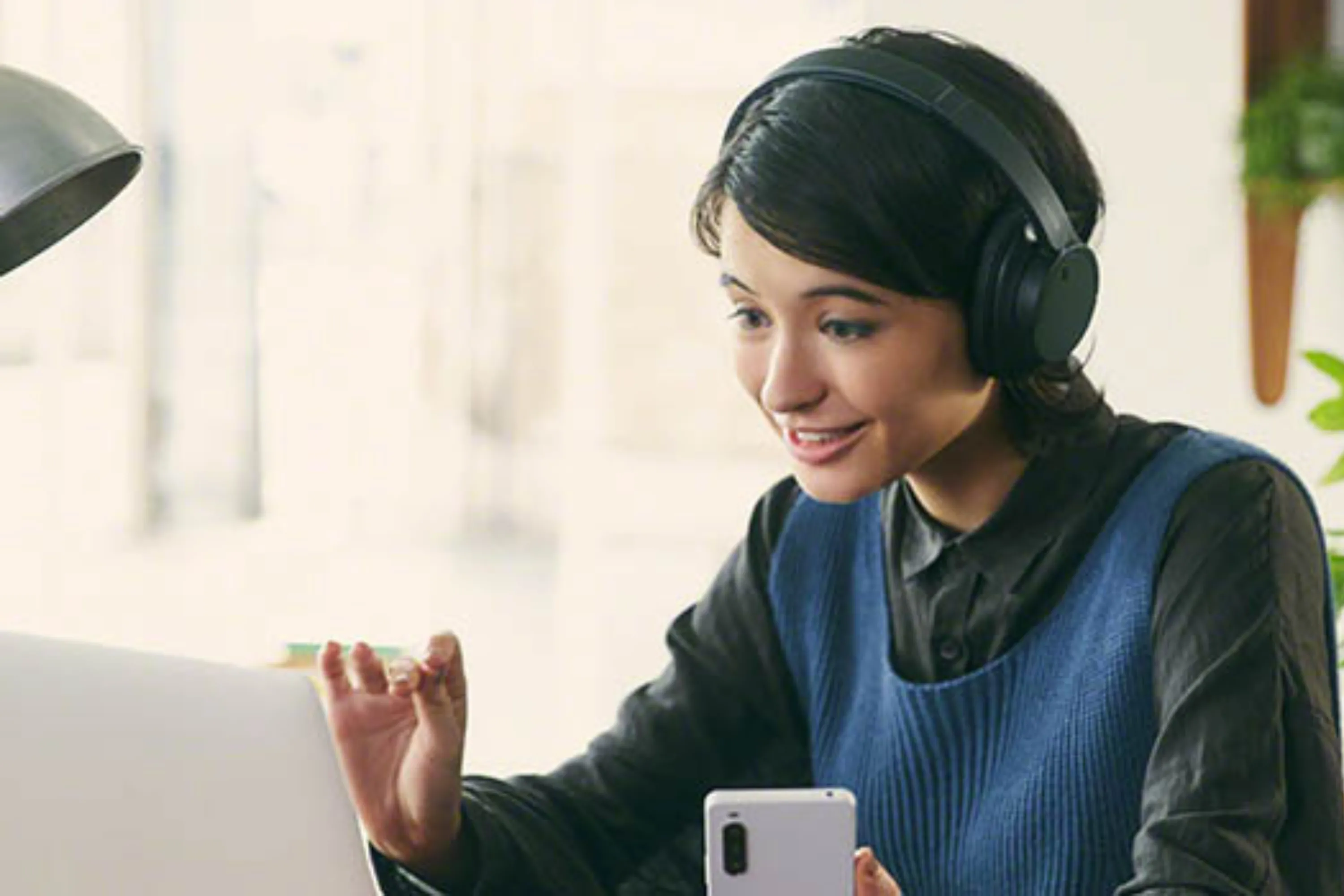 Người dùng đeo tai nghe không dây chống ồn Sony WH-CH720N màu đen