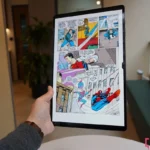 Người dùng đọc truyện tranh trên màn hình lớn của Galaxy Tab S8 Ultra, minh họa trải nghiệm đọc tập trung với thiết bị phù hợp.