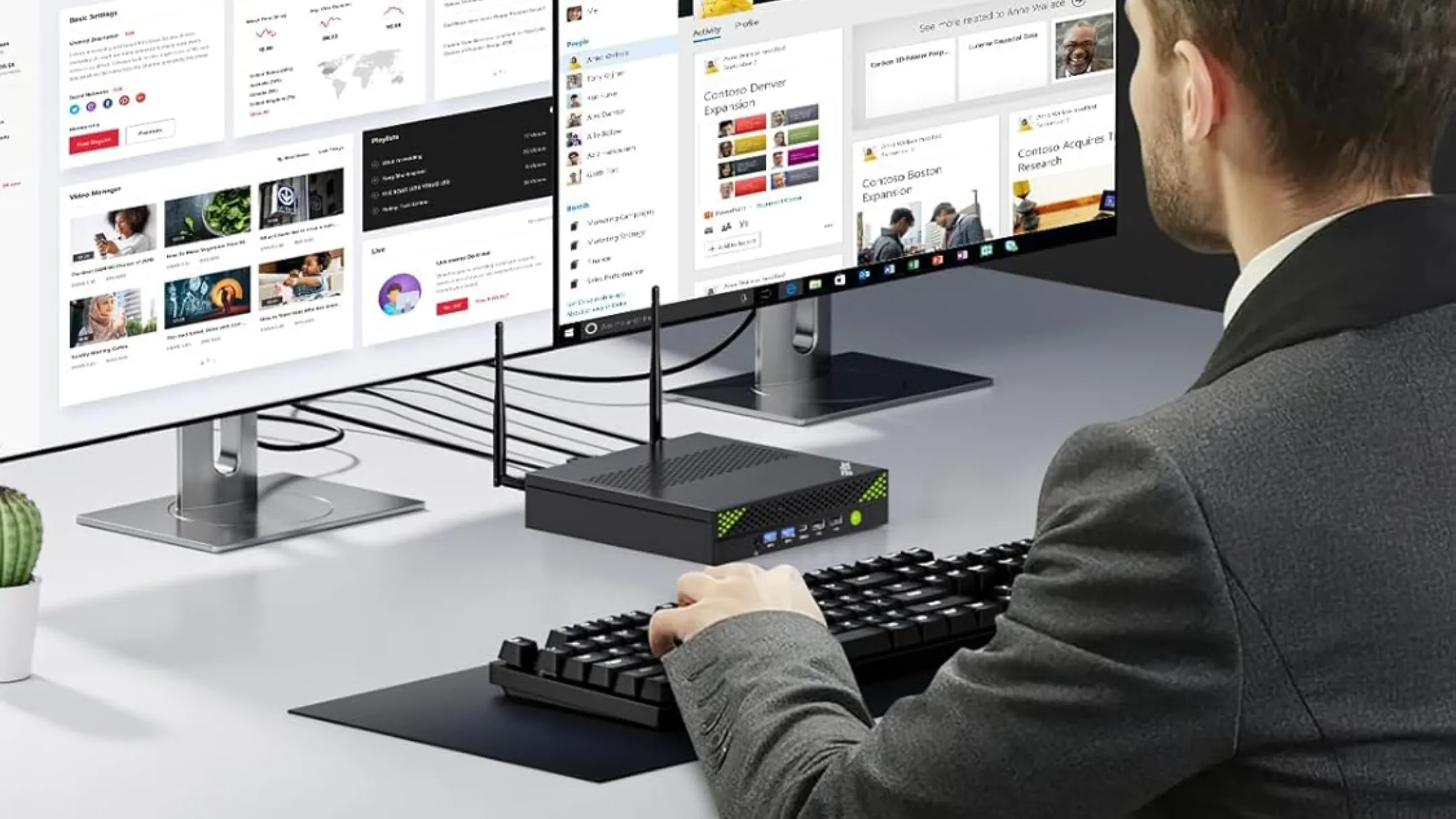 Người dùng làm việc hiệu quả với Mini PC GMKtec trên bàn làm việc