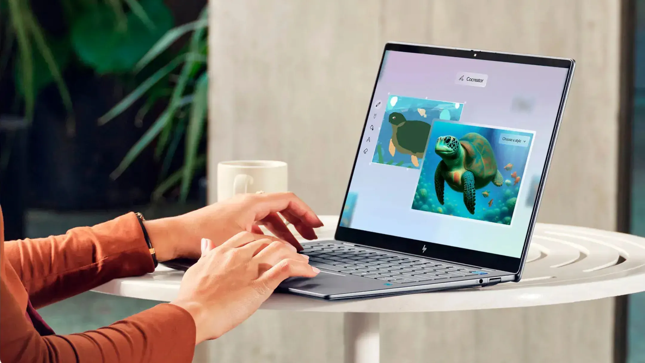 Người dùng làm việc trên laptop HP OmniBook X cho thấy màn hình cảm ứng 2.2K