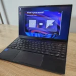 Người dùng thiết lập trình duyệt Opera trên laptop