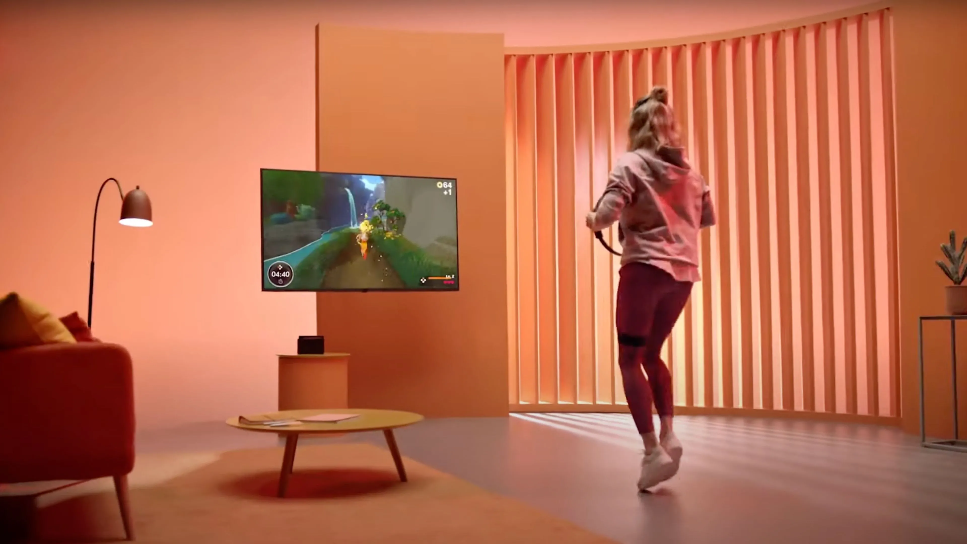 Người phụ nữ đang tập luyện với Ring Fit Adventure trên Nintendo Switch