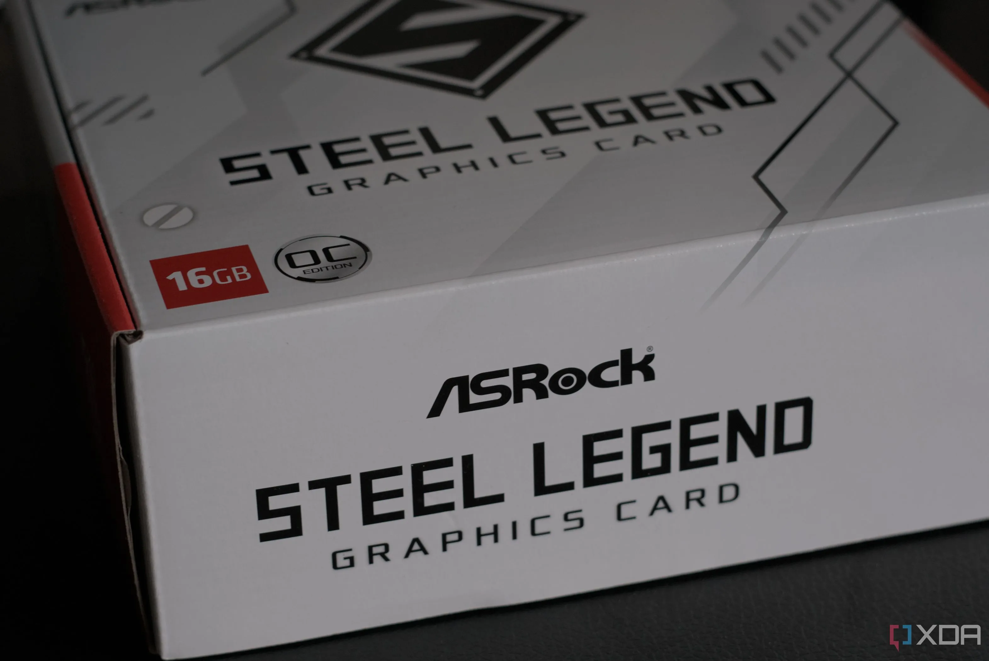 Nhãn hộp của card đồ họa AMD Radeon RX 9070 Steel Legend, cho thấy thông tin sản phẩm và quy cách đóng gói.