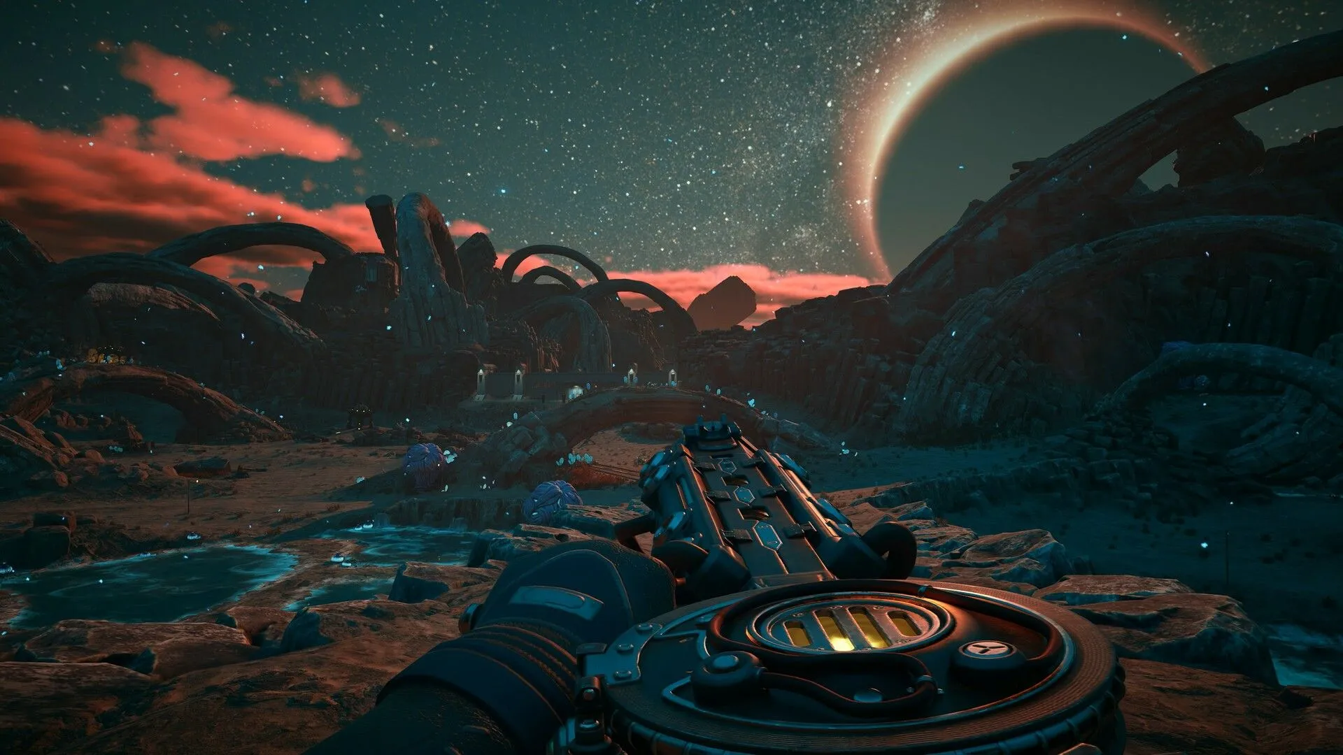 Nhân vật chính The Outer Worlds 2 đứng trên một vách đá nhìn ra cảnh quan hùng vĩ