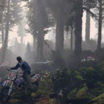 Nhân vật Trevor Philips lái xe mô tô địa hình trong khu rừng Los Santos của GTA V.