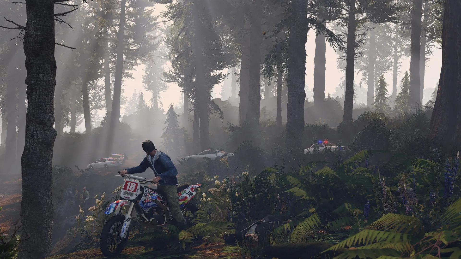 Nhân vật Trevor Philips lái xe mô tô địa hình trong khu rừng Los Santos của GTA V.