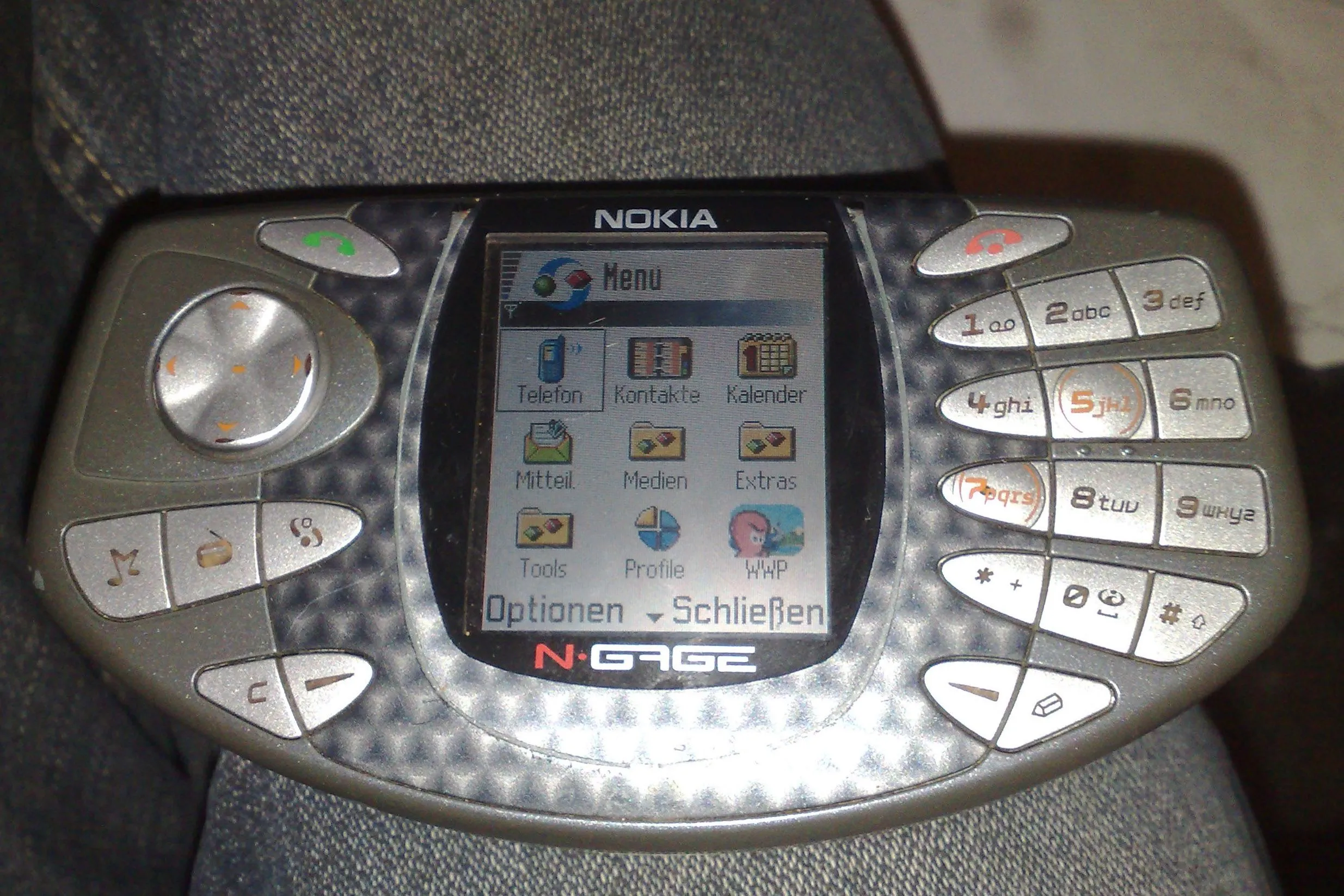Nokia N-Gage phiên bản đầu tiên với thiết kế &quot;điện thoại taco&quot;