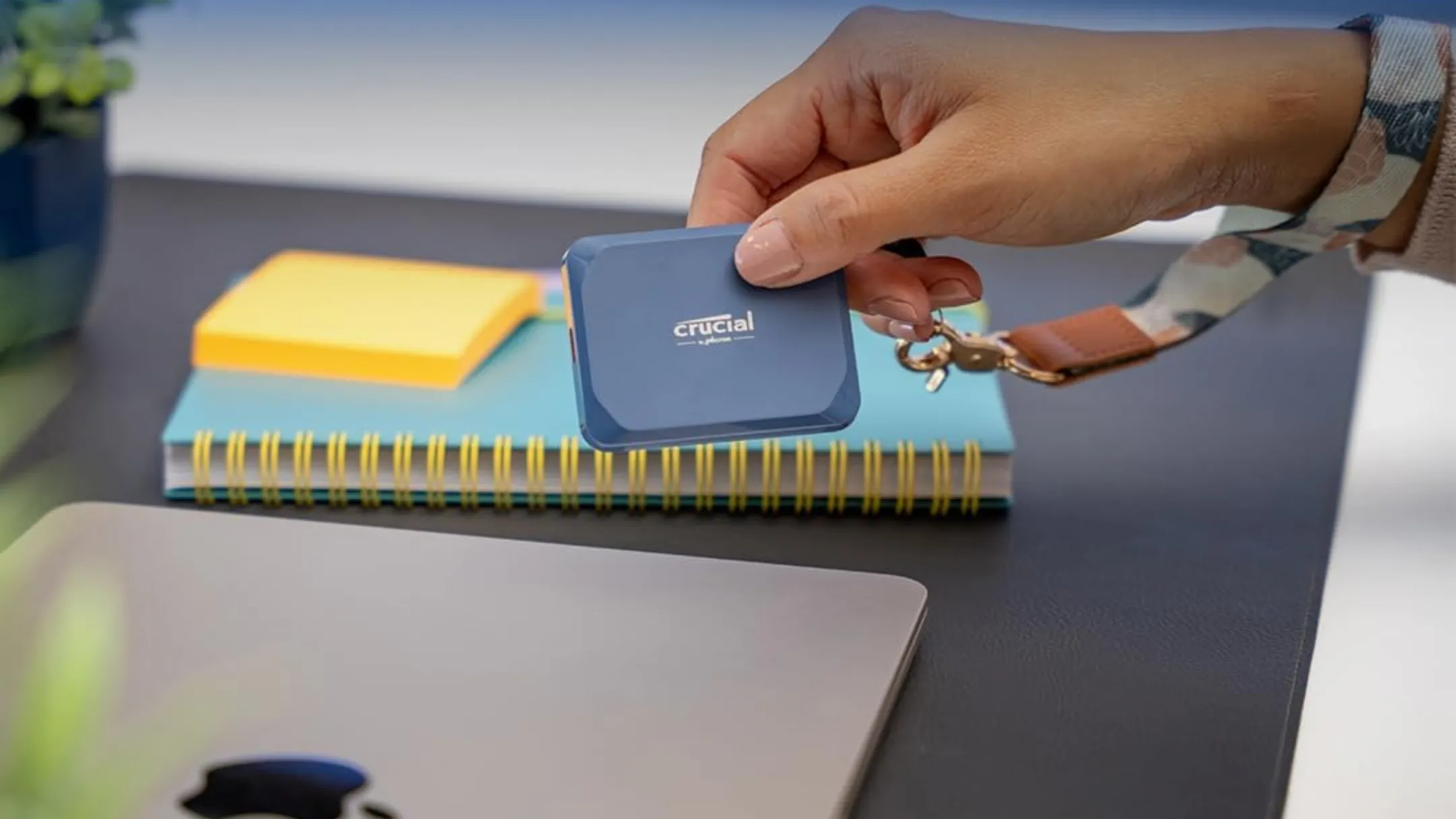 Ổ cứng di động Crucial X10 Portable SSD 8TB đặt trên bề mặt phẳng, cho thấy kích thước nhỏ gọn