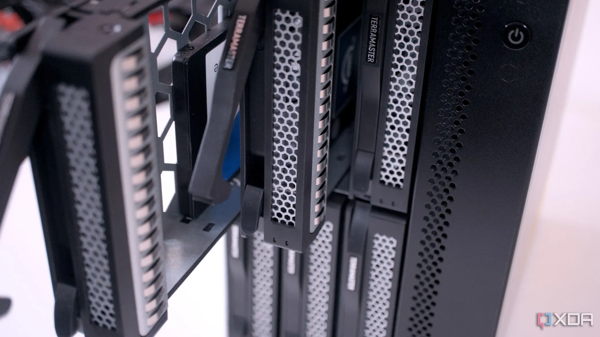Ổ cứng NAS TerraMaster T6-423 với các khay ổ đĩa