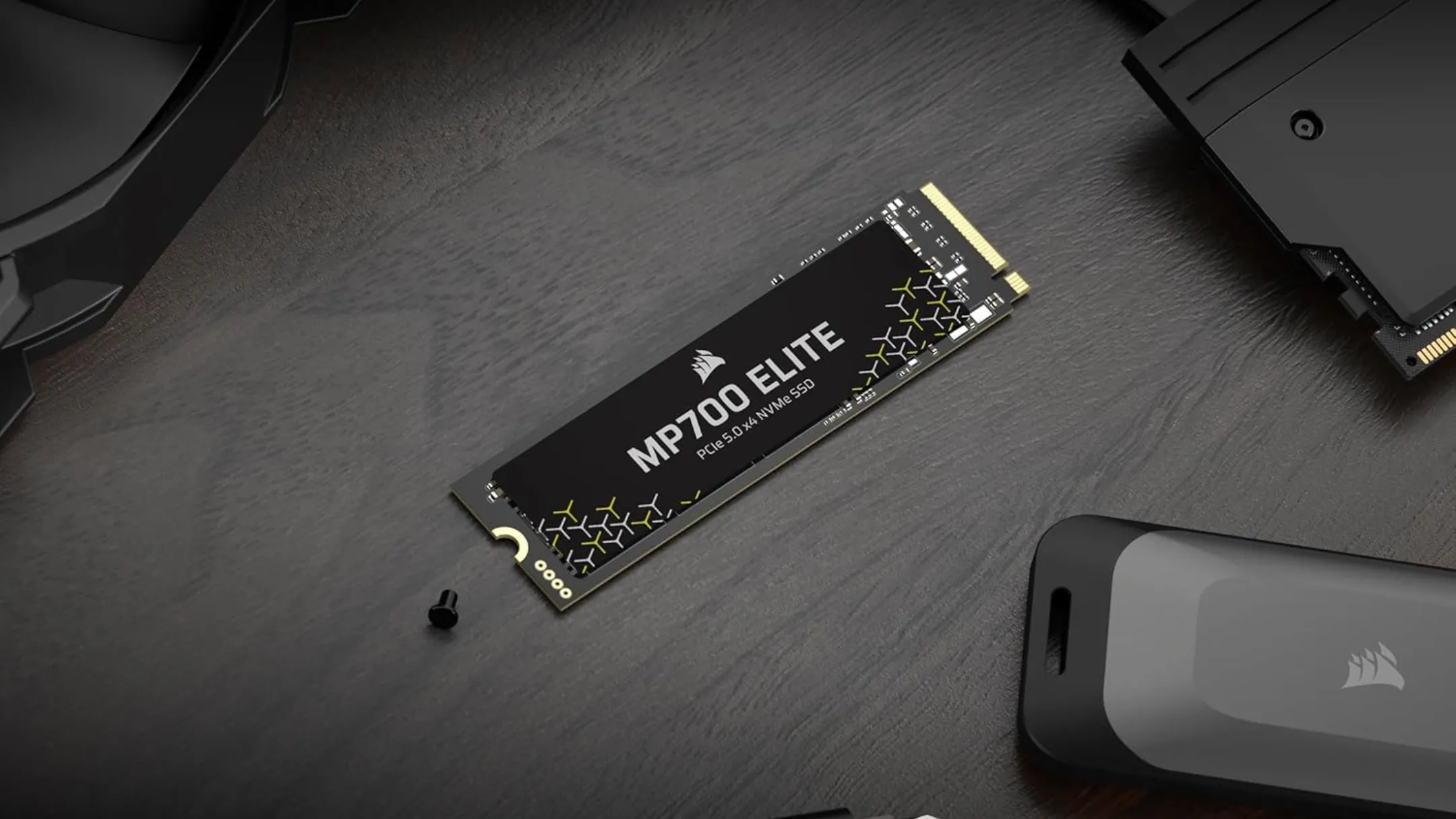 Ổ cứng SSD Corsair MP700 Elite M.2 2TB trên bàn làm việc, minh họa hiệu năng cao và thiết kế nhỏ gọn